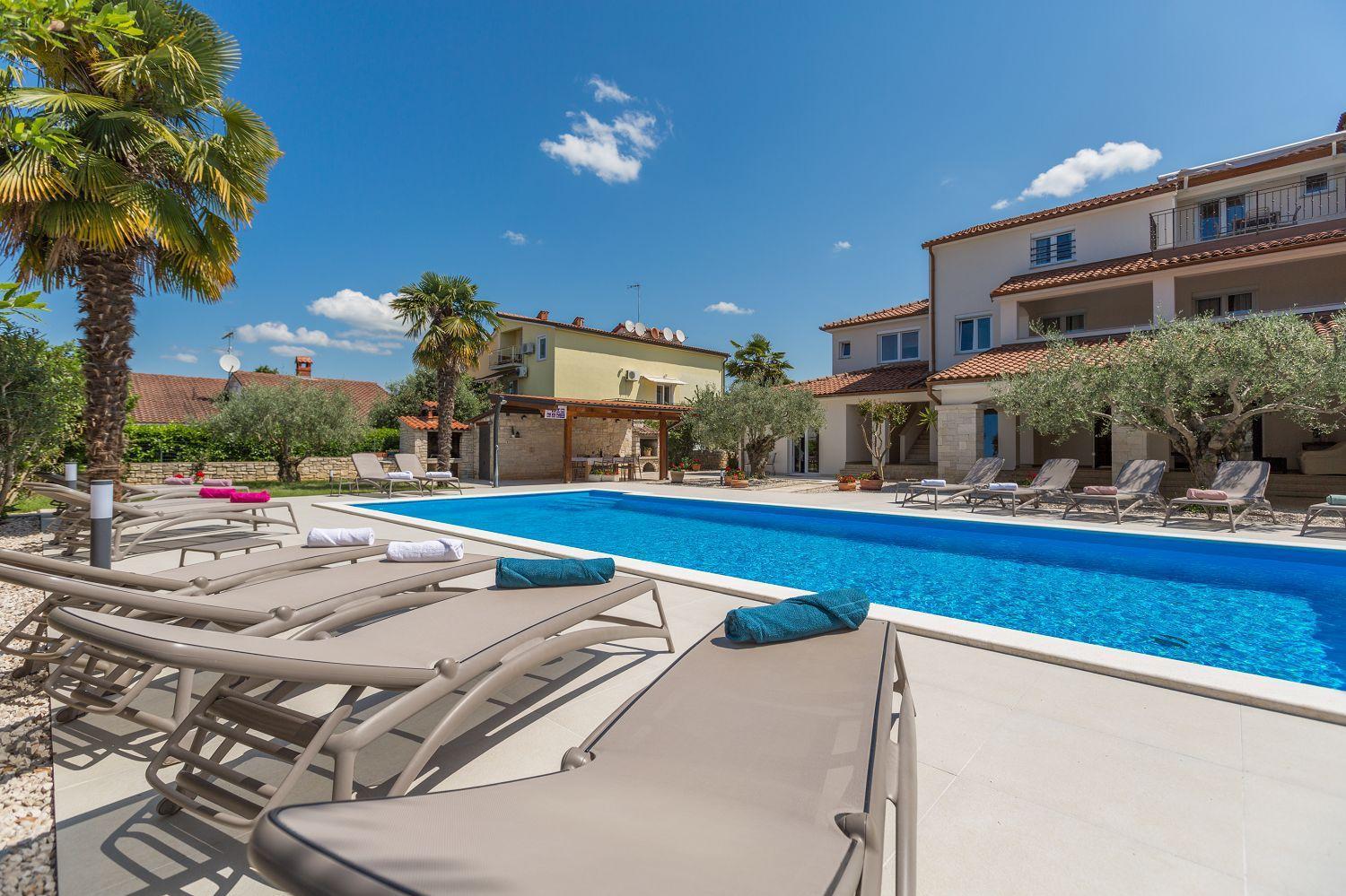 Apartment Charmantes Nur 800 Meter Zum Mit Pool, Grillbereich, Waschmaschine