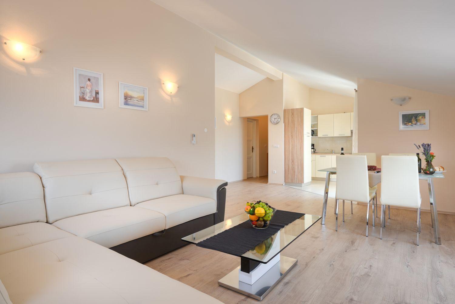 Charmantes Nur 800 Meter Zum Mit Pool, Grillbereich, Waschmaschine Apartment