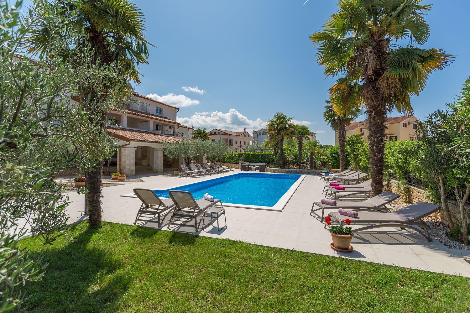 Charmantes Nur 800 Meter Zum Mit Pool, Grillbereich, Waschmaschine *