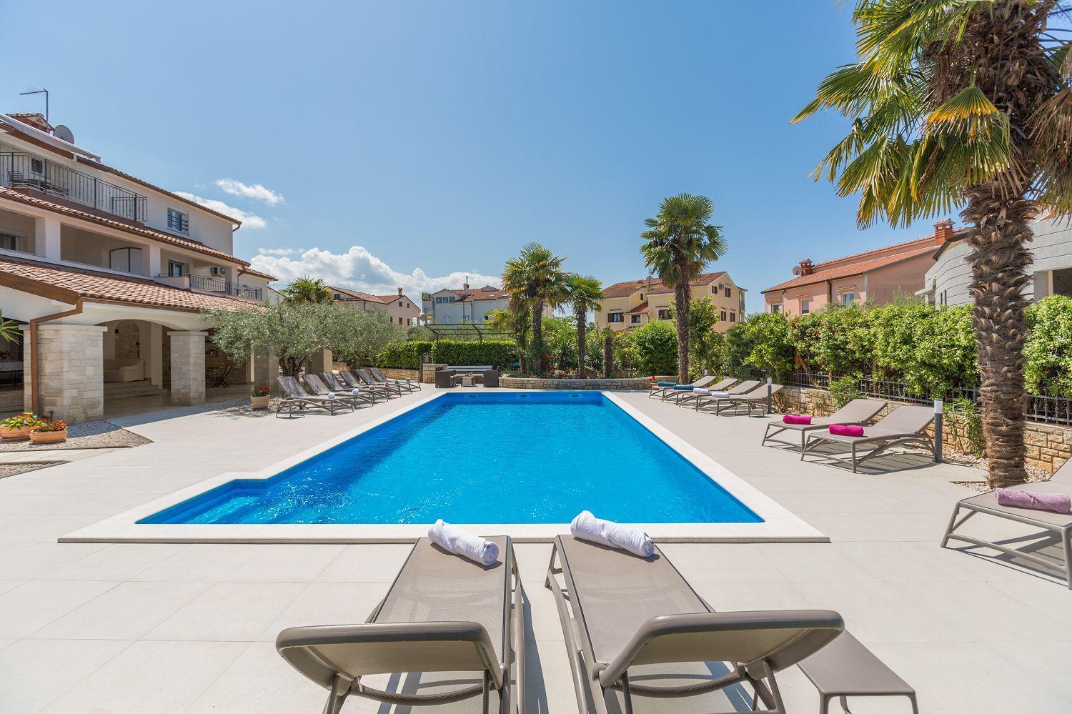 Charmantes Nur 800 Meter Zum Mit Pool, Grillbereich, Waschmaschine *